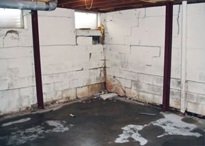 A failed, rusty i-beam foundation wall system installed in Chambly.